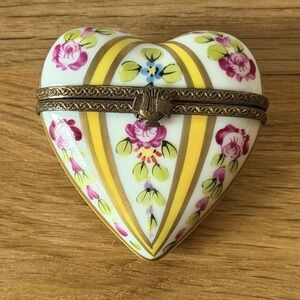 Vintage LIMOGES France Peint Main HEART, Lyre Clasp Hinged Trinket Box Yellow